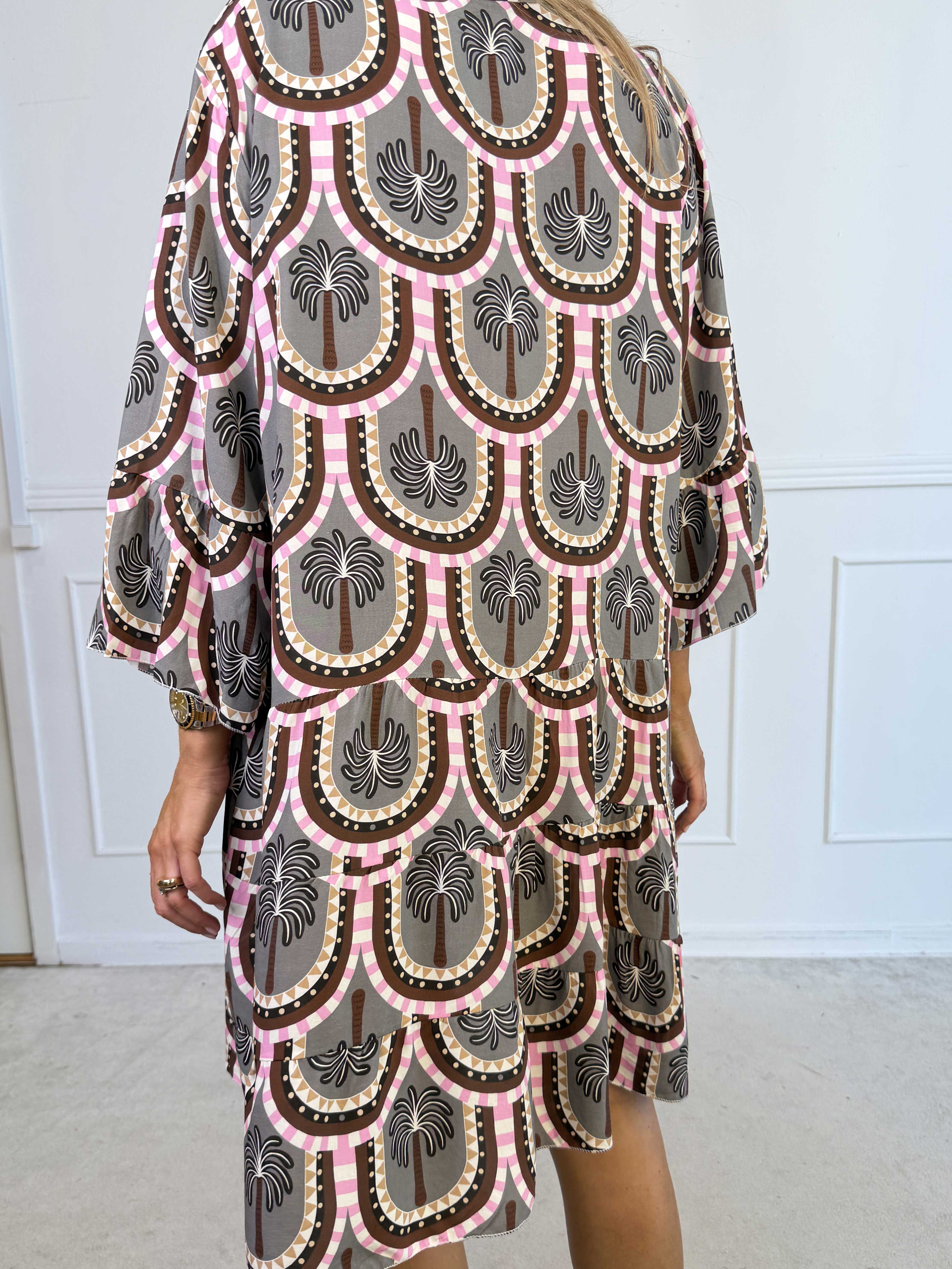 Severina - Plus size tunikakjole i viskose med palmemotiver og flæsekant forneden